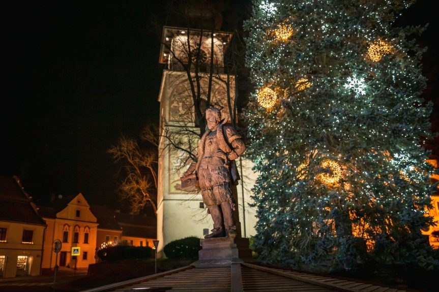 Betlémské světlo pod stromem