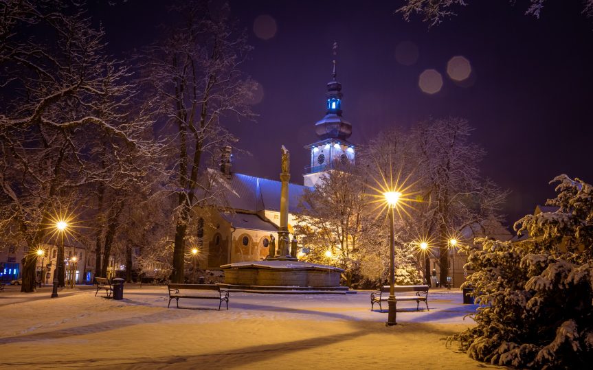 Betlémské světlo pod stromem
